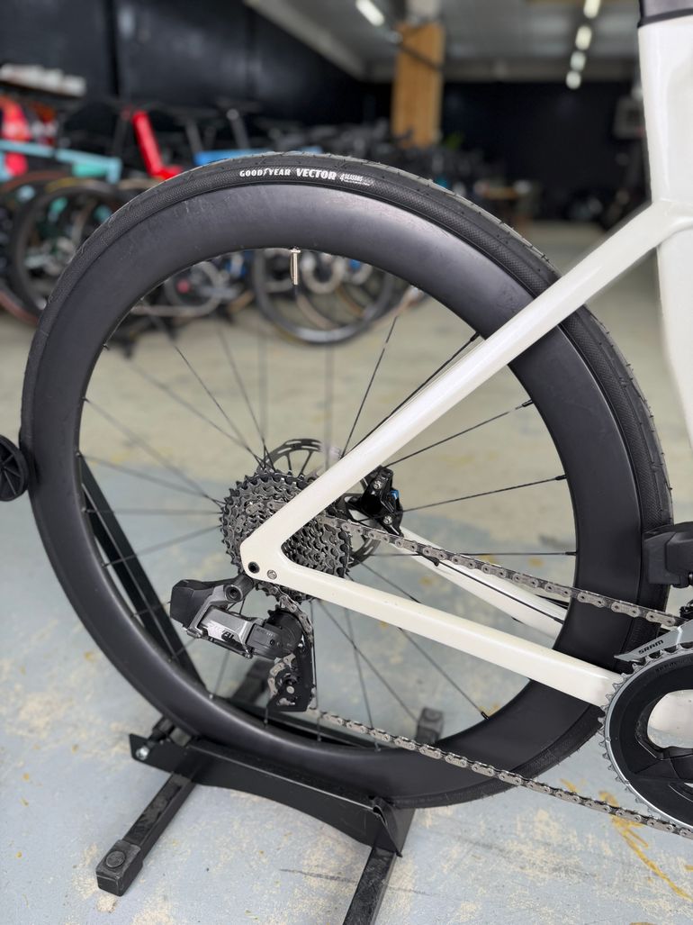 Used Specialized Tarmac SL7 AXS Carbon 2023 Road & Gravel, Weiß — image 10 of 18
