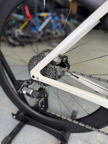 Used Specialized Tarmac SL7 AXS Carbon 2023 Road & Gravel, Weiß — image 9 of 18