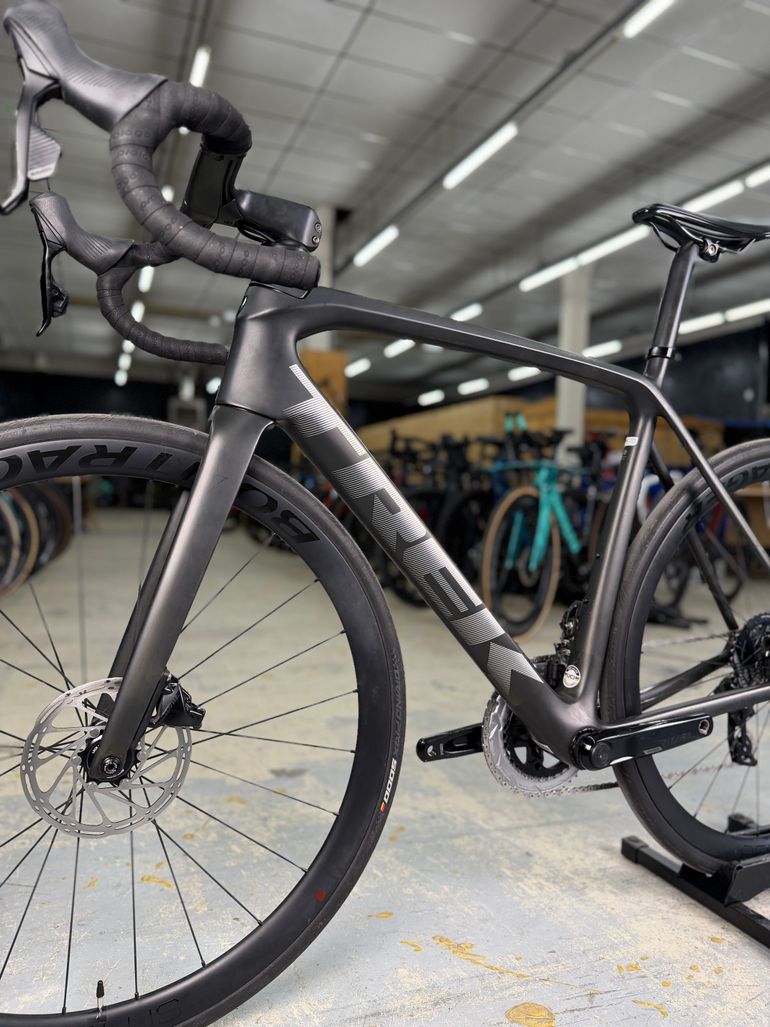Used Trek Emonda SLR AXS Carbon 2022 Road & Gravel, Schwarz — image 17 of 25