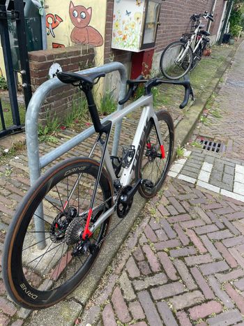 Used Trek Madone SL 7 Gen 8 2025 2025 Road & Gravel, Gris claro — image 3 of 7