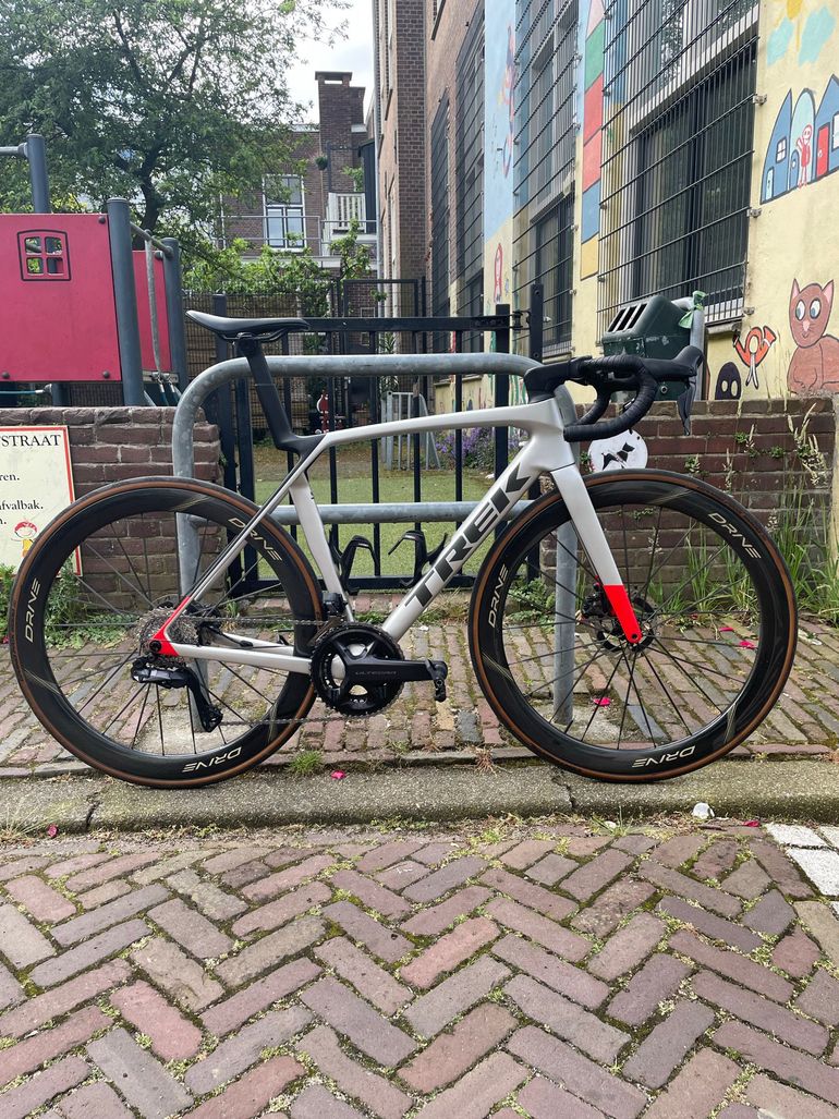 Used Trek Madone SL 7 Gen 8 2025 2025 Road & Gravel, Gris claro — image 1 of 7