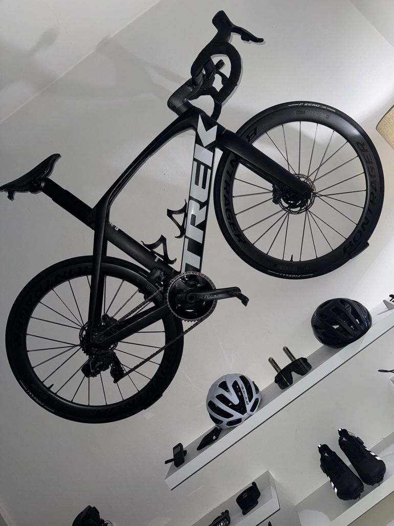 Used Trek Madone SLR 6 Disc Speed 2020 2020 Road & Gravel, Black — image 8 of 9