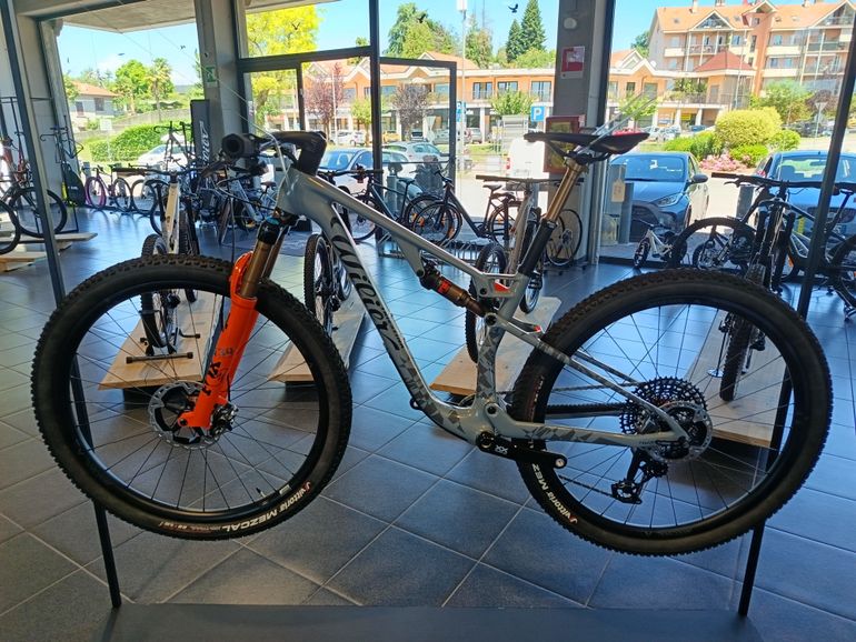Used Wilier URTA MAX Sram Eagle Transmission XX SL 2025 Mountainbike, Light Gray — image 3 of 5