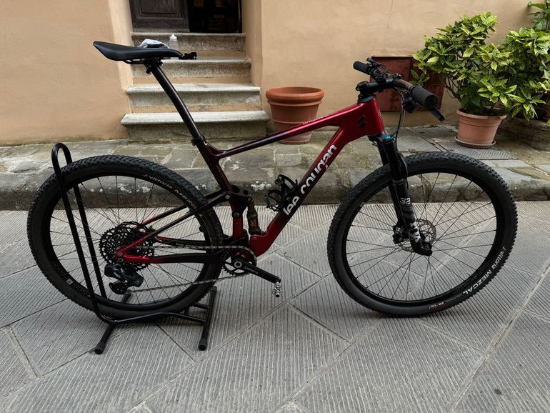 Used Lee Cougan Lee Cougan Custom SRAM GX Eagle 2024 Mountainbike, Red — image 1 of 11