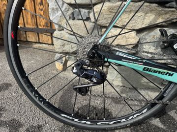 Used Bianchi Oltre Shimano Ultegra Di2 2014 Road & Gravel, Green — image 4 of 5