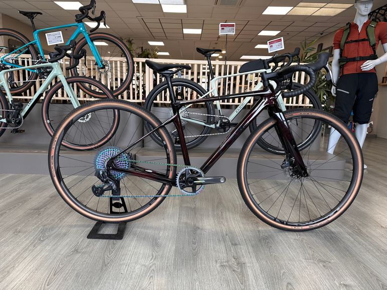 Used CUBE NUROAD C:62 SLT 2023 Road & Gravel, Red — image 1 of 4
