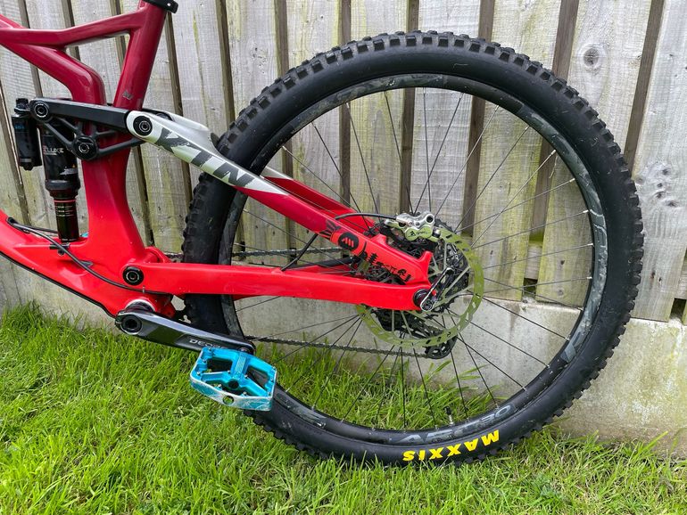 Used Devinci Spartan Shimano Deore 2020 Mountainbike, Rojo — image 4 of 7