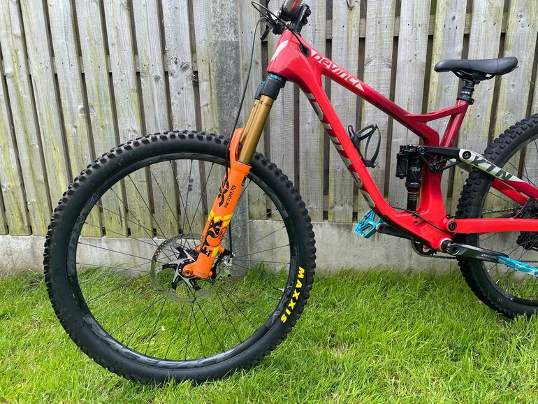 Used Devinci Spartan Shimano Deore 2020 Mountainbike, Rojo — image 6 of 7