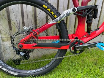 Used Devinci Spartan Shimano Deore 2020 Mountainbike, Rojo — image 3 of 7