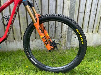 Used Devinci Spartan Shimano Deore 2020 Mountainbike, Rojo — image 5 of 7