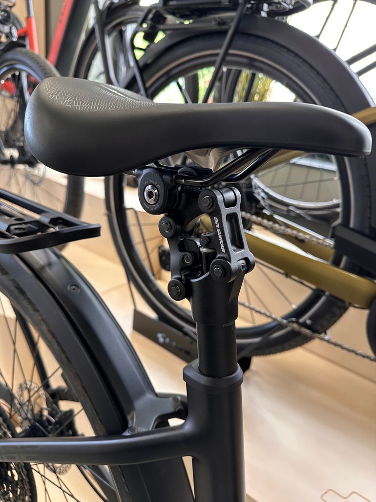 Used CUBE Kathmandu Hyrbid Pro 2026 Urban, Black — image 6 of 8