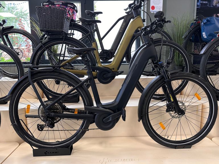 Used CUBE Kathmandu Hyrbid Pro 2026 Urban, Black — image 1 of 8