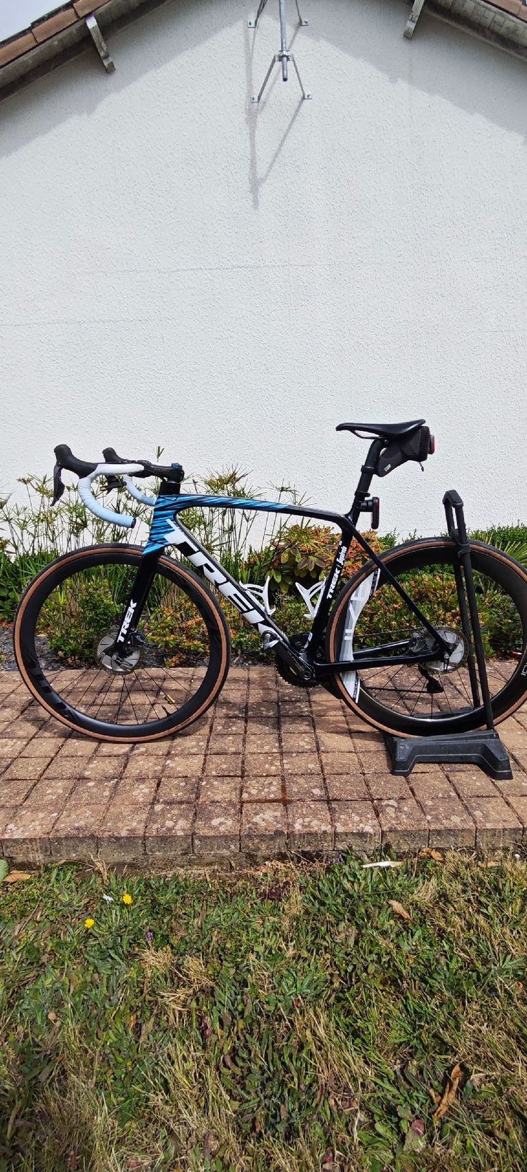 Used Trek Émonda SLR 6 2021 2021 Road & Gravel — image 1 of 4