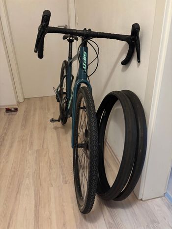 Used Giant Revolt 1 2022 2022 Road & Gravel, Blue — image 2 of 7
