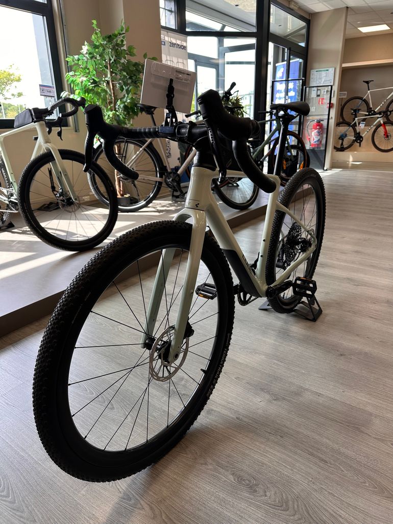 Used CUBE NUROAD C:62 EX 2025 Road & Gravel, White — image 3 of 7