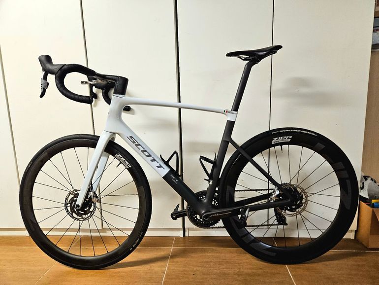 Used Scott Addict RC SRAM Red eTap AXS 2025 Road & Gravel, White — image 2 of 8