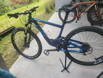 Used GT Helion Elite GTw 2017 2017 Mountainbike, Azul — image 2 of 9