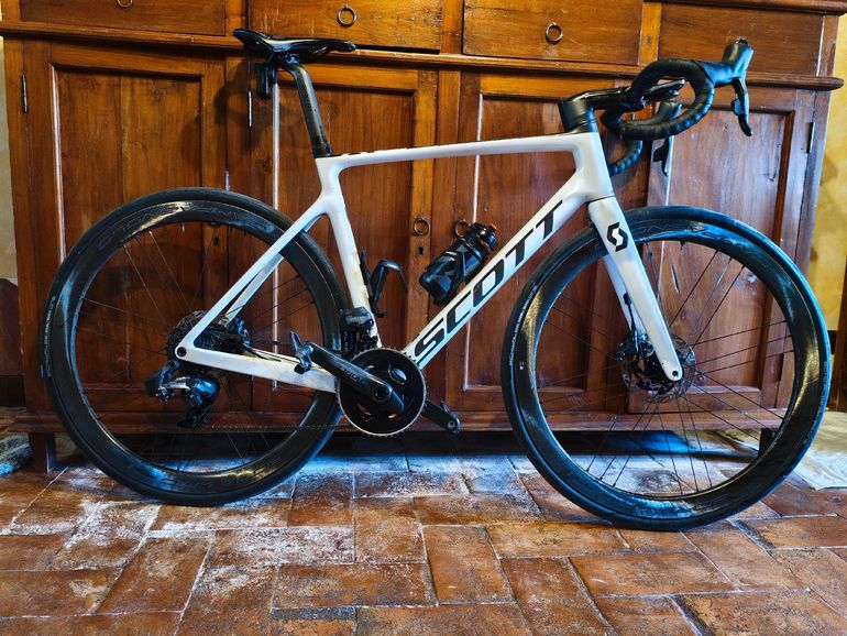 Used Scott Addict RC 10 2021 2021 Road & Gravel — image 1 of 4