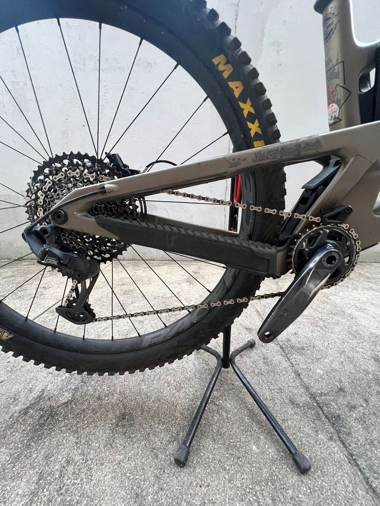 Used Santa Cruz Megatower S / Carbon C 2024 2024 Mountainbike, Light Gray, 29 — image 3 of 5