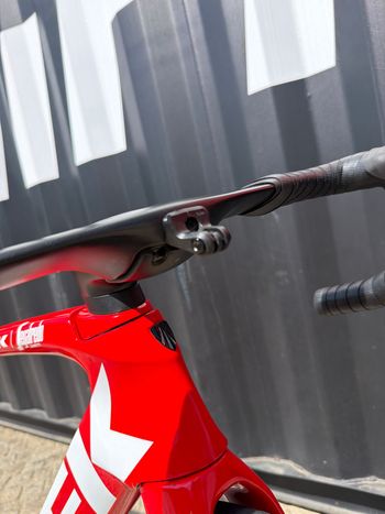 Used Trek Madone SLR 6 Disc 2019 2019 Road & Gravel — image 9 of 13