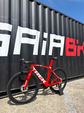 Used Trek Madone SLR 6 Disc 2019 2019 Road & Gravel — image 2 of 13