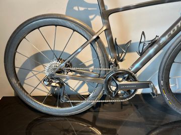 Scott Addict RC 10 2025 2025 Road & Gravel usato, Nero — immagine 2 di 12