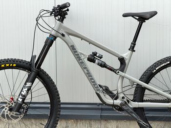 Used Nukeproof Mega Shimano Deore XT 2021 Mountainbike, Hellgrau — image 2 of 9
