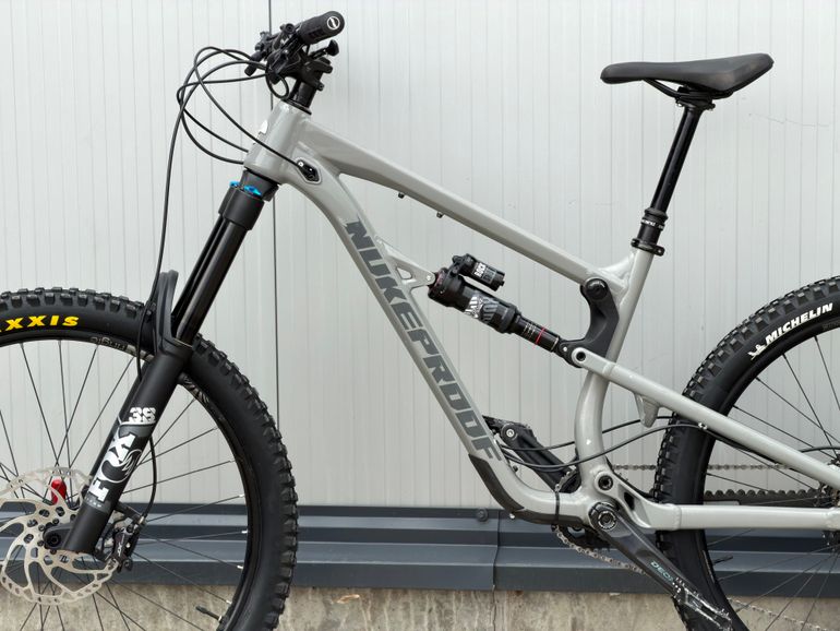 Used Nukeproof Mega Shimano Deore XT 2021 Mountainbike, Hellgrau — image 2 of 9