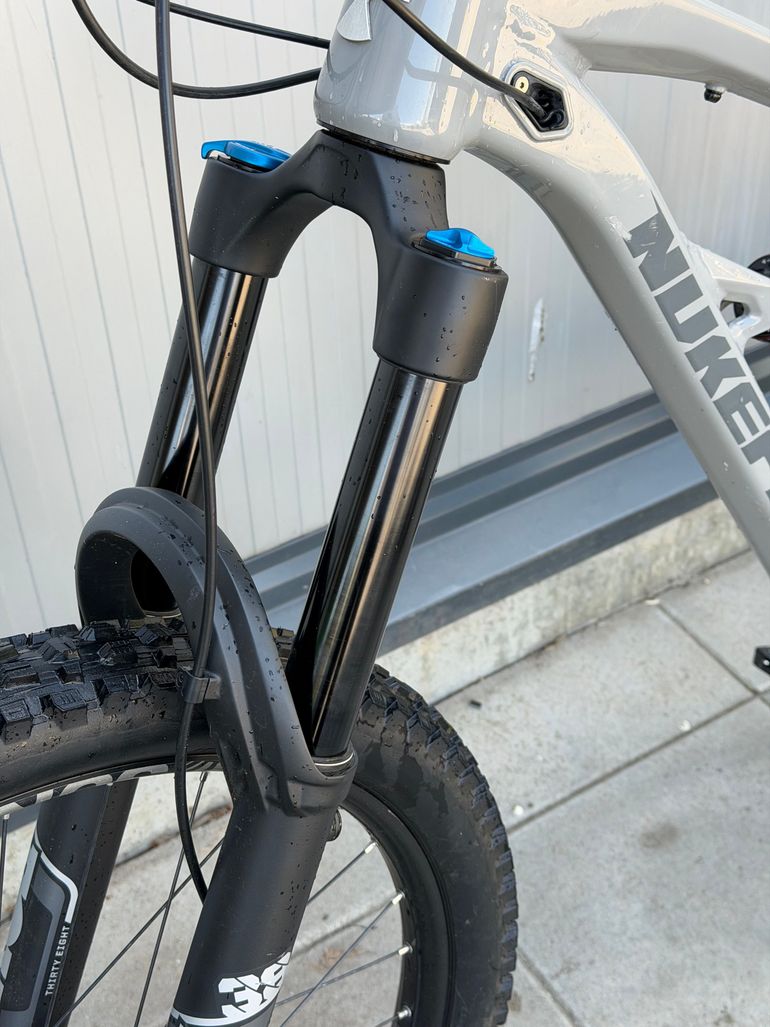 Used Nukeproof Mega Shimano Deore XT 2021 Mountainbike, Hellgrau — image 8 of 9