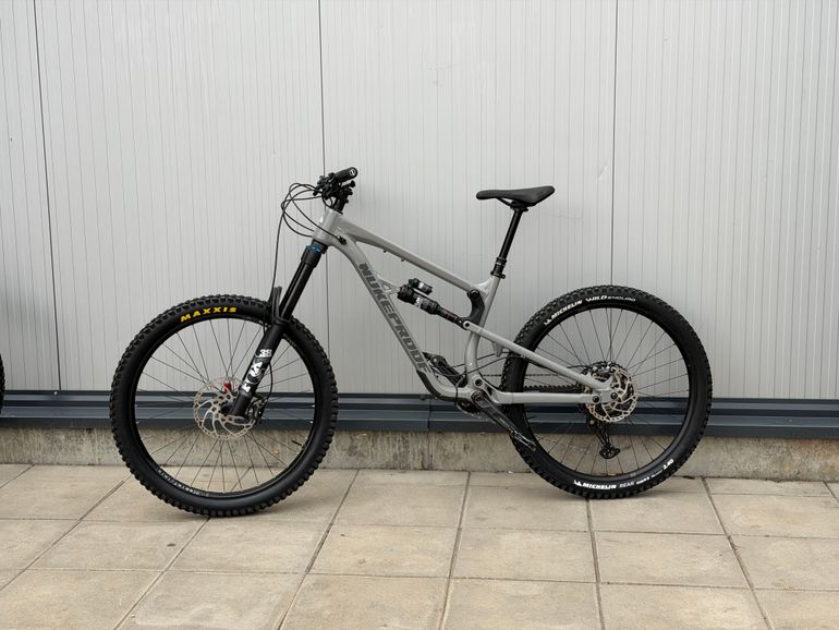 Used Nukeproof Mega Shimano Deore XT 2021 Mountainbike, Hellgrau — image 1 of 9