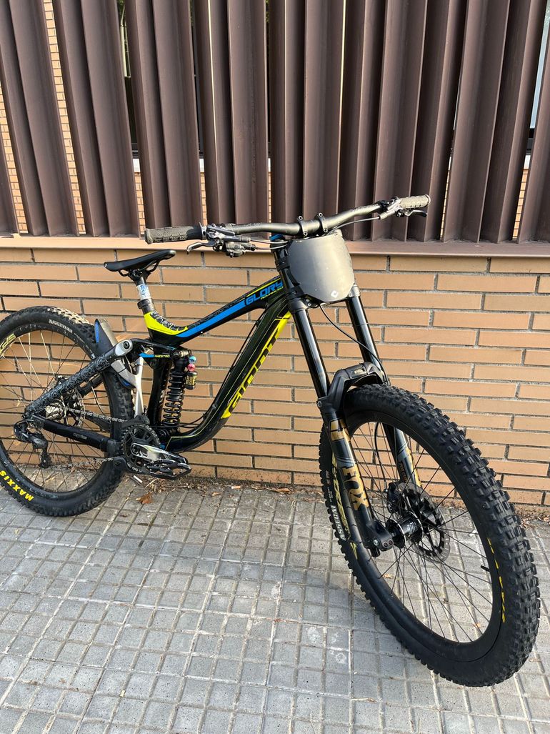 Used Giant Glory SRAM GX DH 2019 Mountainbike — image 1 of 11