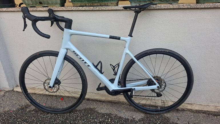 Used Scott Addict 50 2025 2025 Road & Gravel, Hellgrau — image 2 of 12