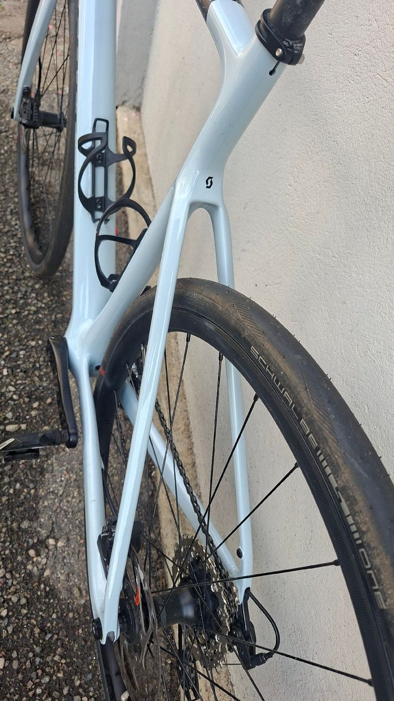 Used Scott Addict 50 2025 2025 Road & Gravel, Hellgrau — image 9 of 12