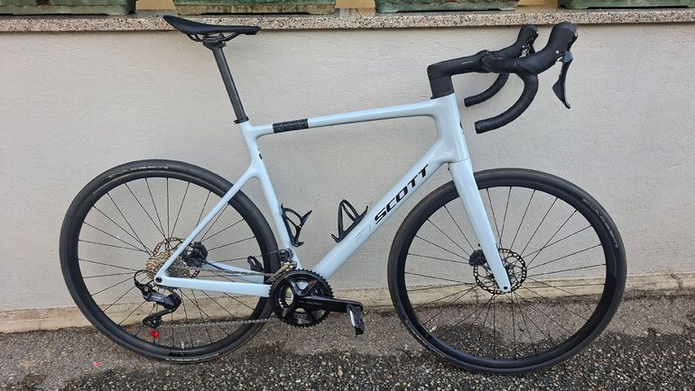 Used Scott Addict 50 2025 2025 Road & Gravel, Hellgrau — image 1 of 12