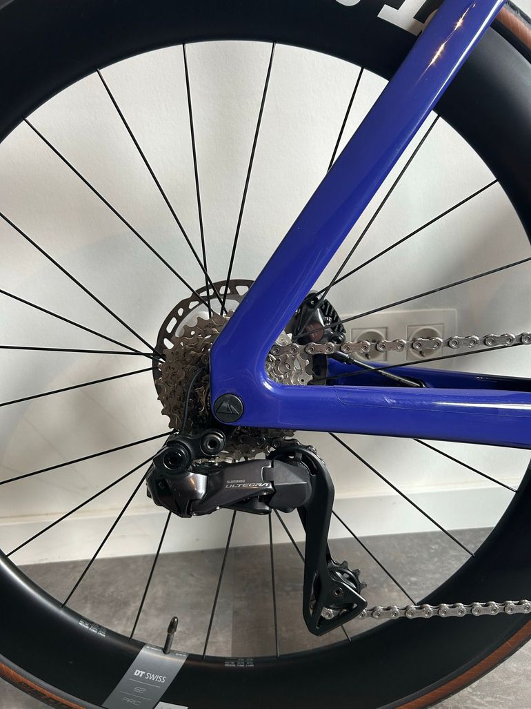 Used Canyon Aeroad CF SLX 8 Disc Di2 2023 2023 Road & Gravel — image 8 of 9