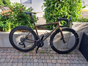 Used Specialized Aethos Expert - Rival eTap AXS 2025 2025 Road & Gravel — image 2 of 9