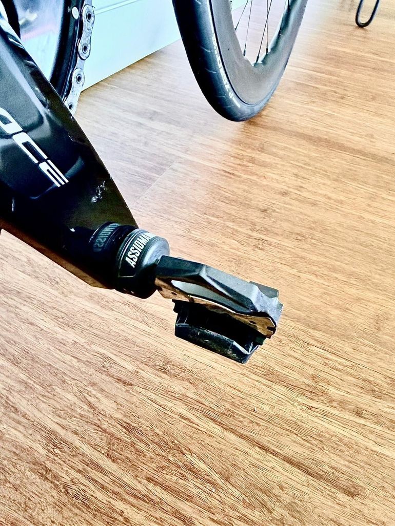 Used Pinarello DOGMA F DURA ACE Di2 Disc 2024 2024 Road & Gravel, Black — image 8 of 13