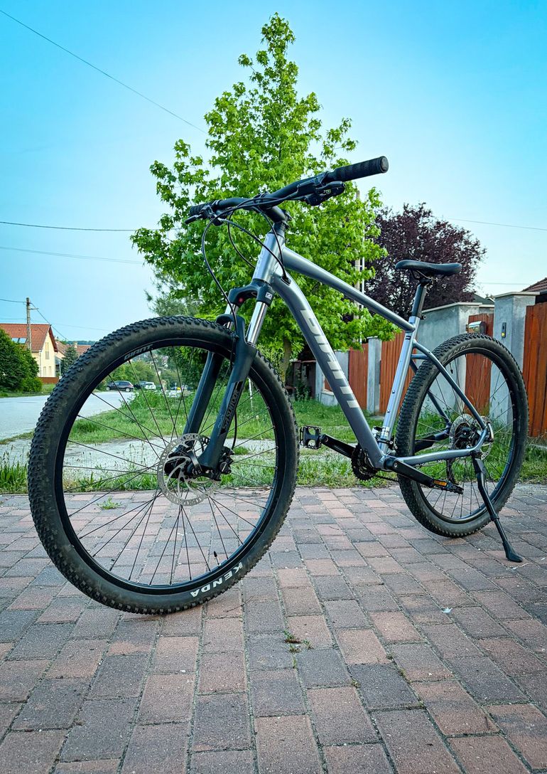 Used Giant Talon Shimano Altus 2022 Mountainbike, Light Gray — image 4 of 7
