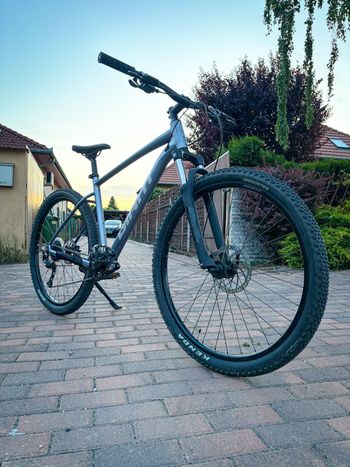 Used Giant Talon Shimano Altus 2022 Mountainbike, Light Gray — image 5 of 7