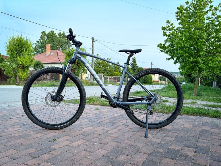 Used Giant Talon Shimano Altus 2022 Mountainbike, Light Gray — image 2 of 7