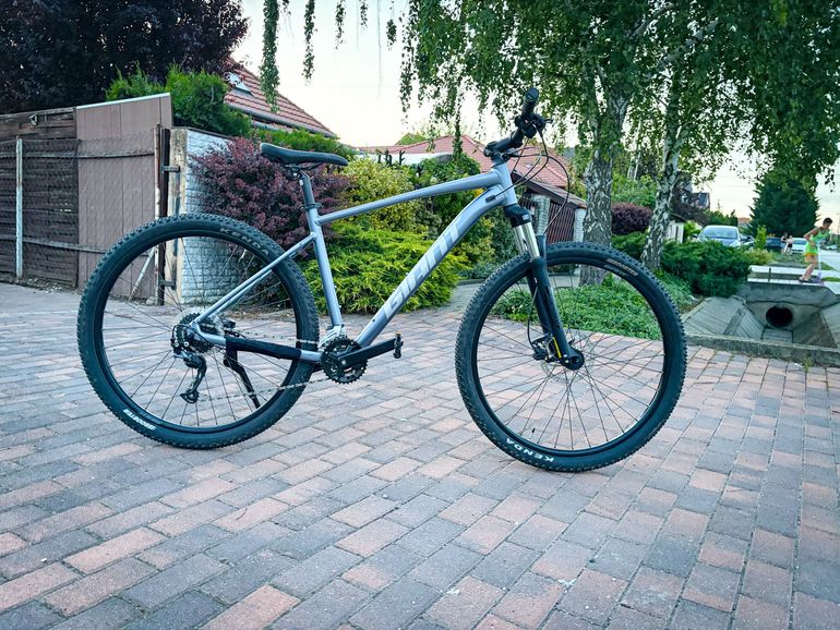 Used Giant Talon Shimano Altus 2022 Mountainbike, Light Gray — image 3 of 7