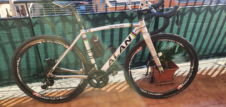Used Alan Xtreme Shimano 105 2018 Road & Gravel, White — image 1 of 5