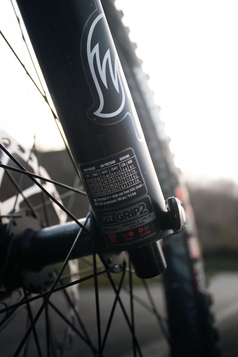 Used Canyon Torque Mullet CF 8 2024 2024 Mountainbike, Black, 29, 27.5 — image 12 of 22