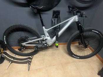 Used Scott Genius 940 2025 2025 Mountainbike, Light Gray, 29 — image 2 of 21