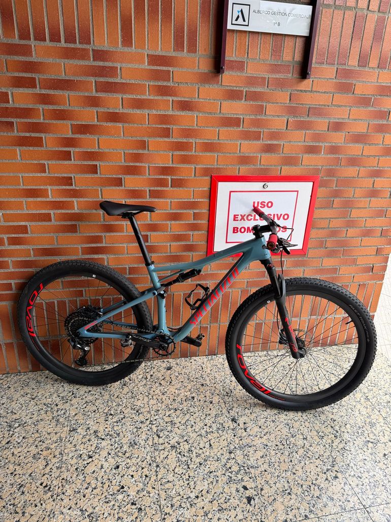 Used Specialized Men's Epic Expert 2019 2019 Mountainbike — image 1 of 9