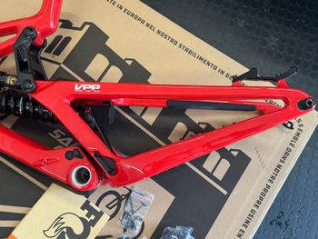 Used Santa Cruz V10 Frame / Carbon CC 2024 Frameset 2024 Mountainbike, Red, 29 — image 9 of 18