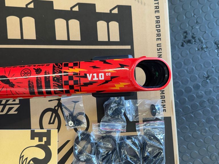 Used Santa Cruz V10 Frame / Carbon CC 2024 Frameset 2024 Mountainbike, Red, 29 — image 17 of 18
