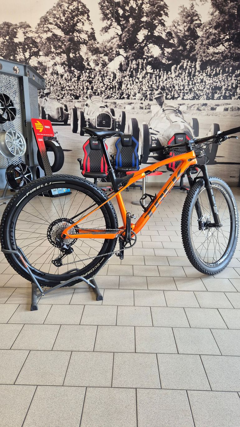 Used Trek Supercaliber 9.7 Gen 1 2023 2023 Mountainbike — image 1 of 6
