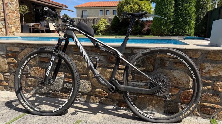 Used Canyon Lux CF 8 2021 2021 Mountainbike, Black, 29 — image 1 of 3