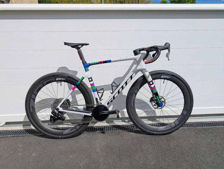 Used Scott Addict Gravel RC 2025 2025 Road & Gravel — image 1 of 8